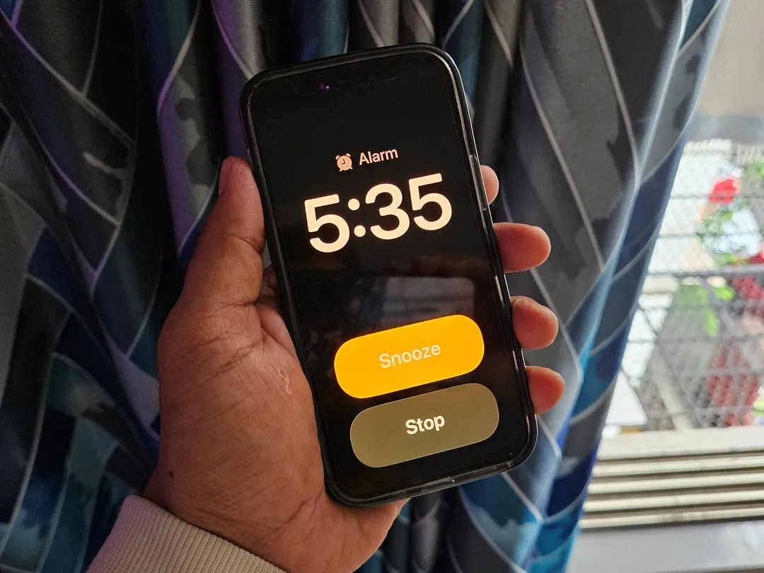 new alarm screen interface on iOS 26